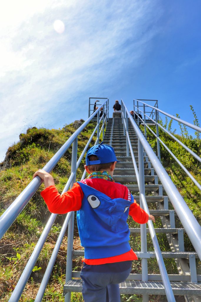 Dziecko wchodzące po stromych schodach na punkt widokowy Trzy Korony