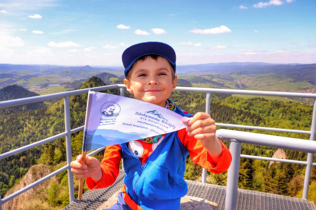 Mały turysta, zadowolone dziecko na szczycie Trzy Korony w Pieninach