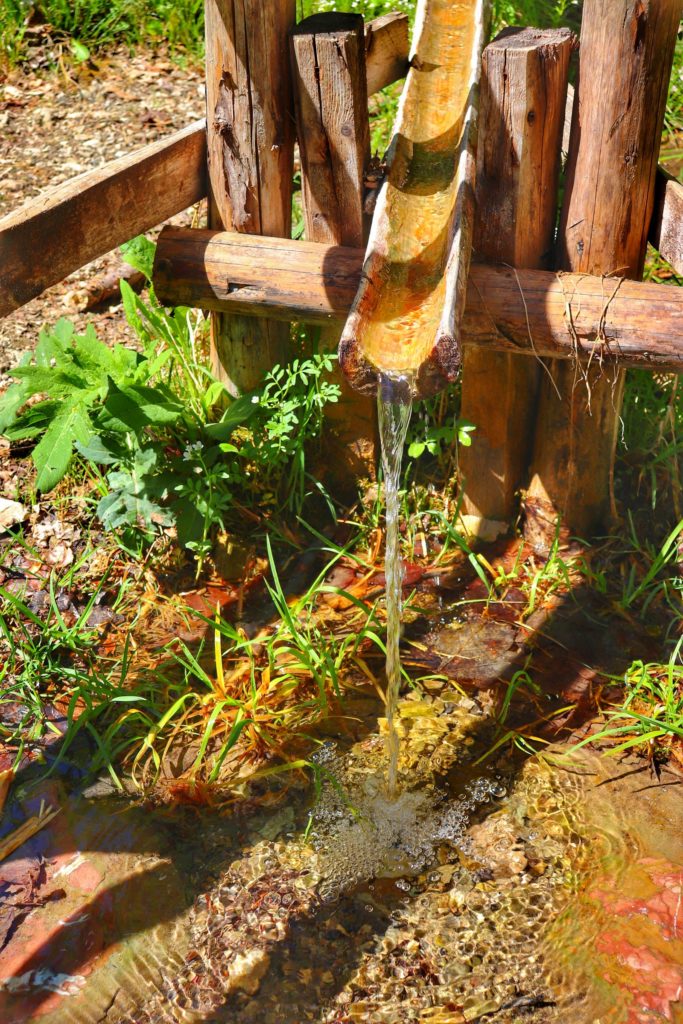 Pieniński Potok, drewniana konstrukcja, z której wylatuje potok