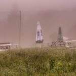 Stoliki z parasolkami, ławki, Ranczo Błatnia, mglisty dzień