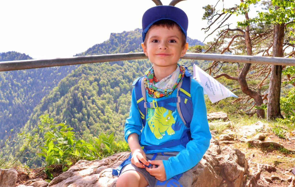 Uśmiechnięte dziecko odpoczywające na skałach w okolicach Sokolicy