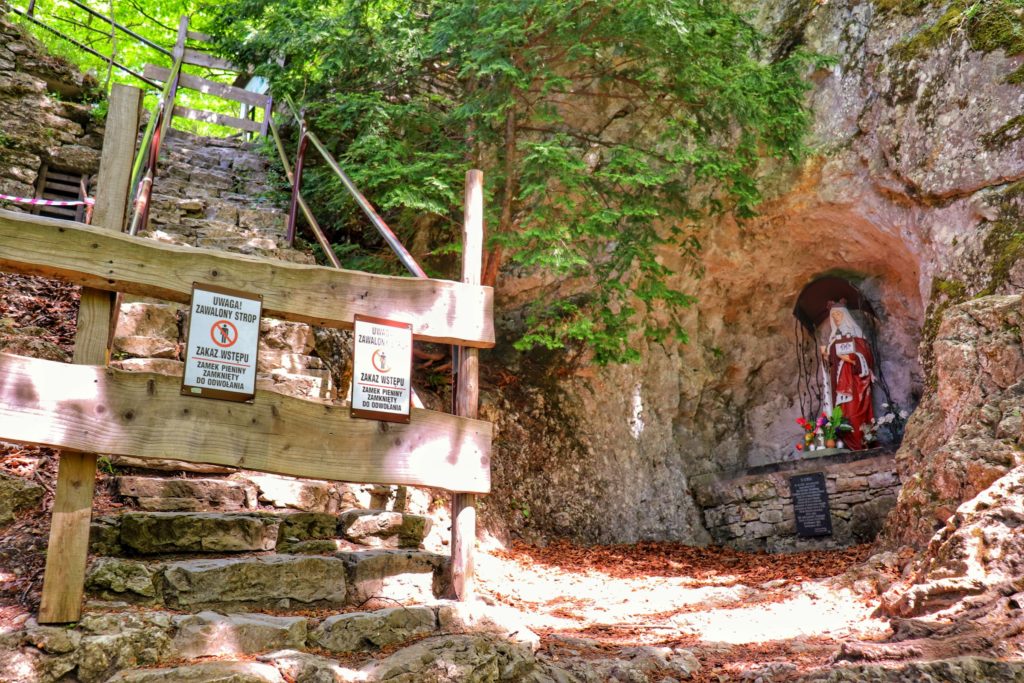 Zamknięte dla turystów wejście na Zamek Pieniny - niebieski szlak, ołtarzyk w skale