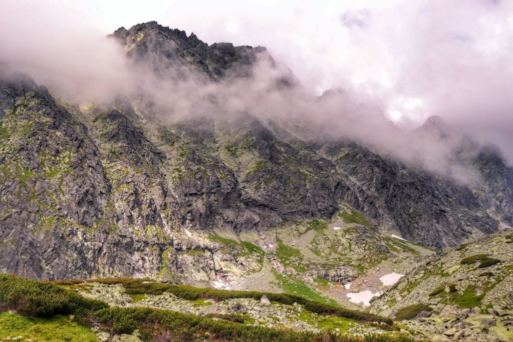 Batyżowiecka Dolina, widok na Tatry, chmury oplatające tatrzańskie szczyty