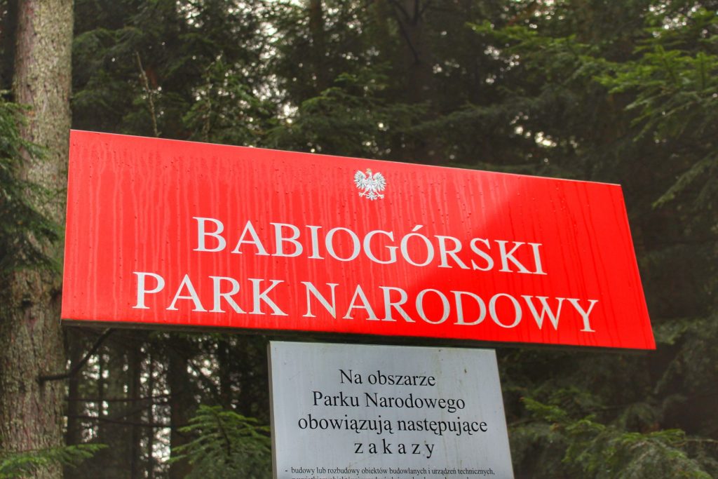 Czerwona tablica z napisem Babiogórski Park Narodowy