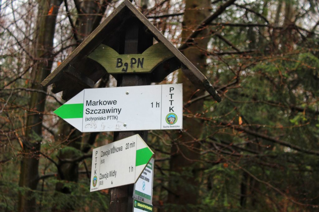 Drogowskaz w Babiogórskim Parku Narodowym opisujące szlak zielony - Markowe Szczawiny Schronisko PTTK 1h