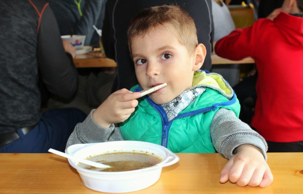 Dziecko jedzące zupę - żurek w schronisku na Hrobaczej Łące