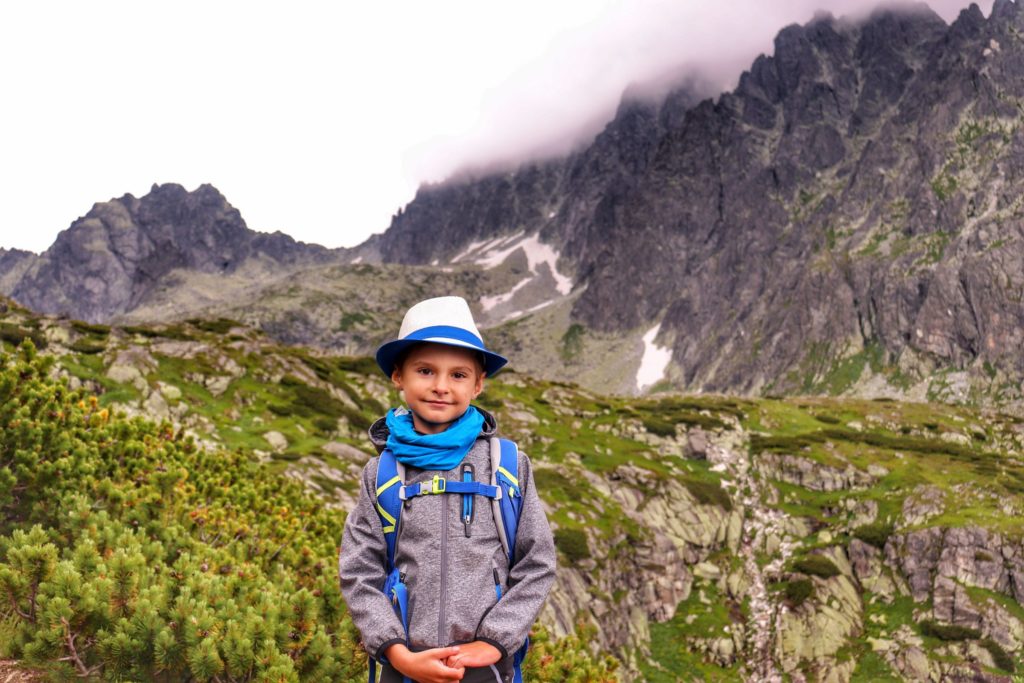 Dziecko na tle tatrzańskich szczytów w Tatrach Wysokich, kosodrzewina