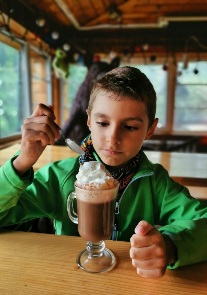 Dziecko pijące czekoladę na gorąco w schronisku na Hrobaczej Łące w Beskidzie Małym