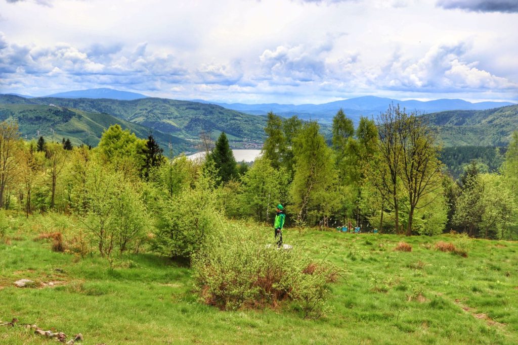 Krajobraz górski rozciągający się z Hrobaczej Łąki w Beskidzie Małym, widok na Beskidy oraz Jezioro Międzybrodzkie