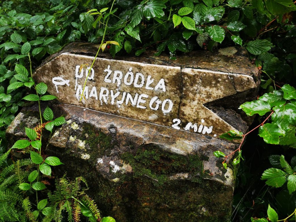 Napis na skale do Źródła Maryjnego 2 minuty - Beskid Mały w drodze na Hrobaczą Łąkę
