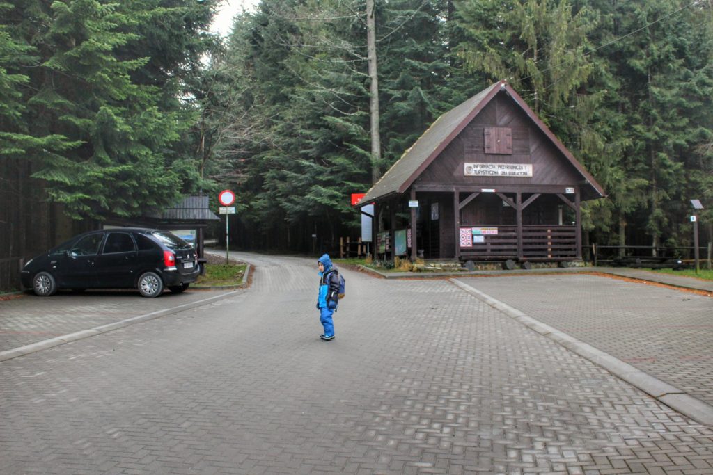 Parking Zawoja Markowe w Bababiogórskim Parku Narodowym przy szlaku zielonym, drewniana kasa, dziecko 
