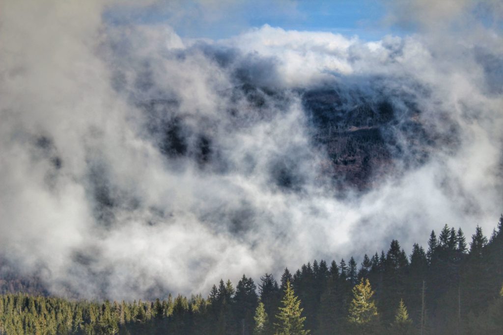 Przełęcz Brona, widok z tarasu widokowego, chmury