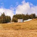 Szałas na Hali Cudzichowej, obszerna polana, wczesna wiosna