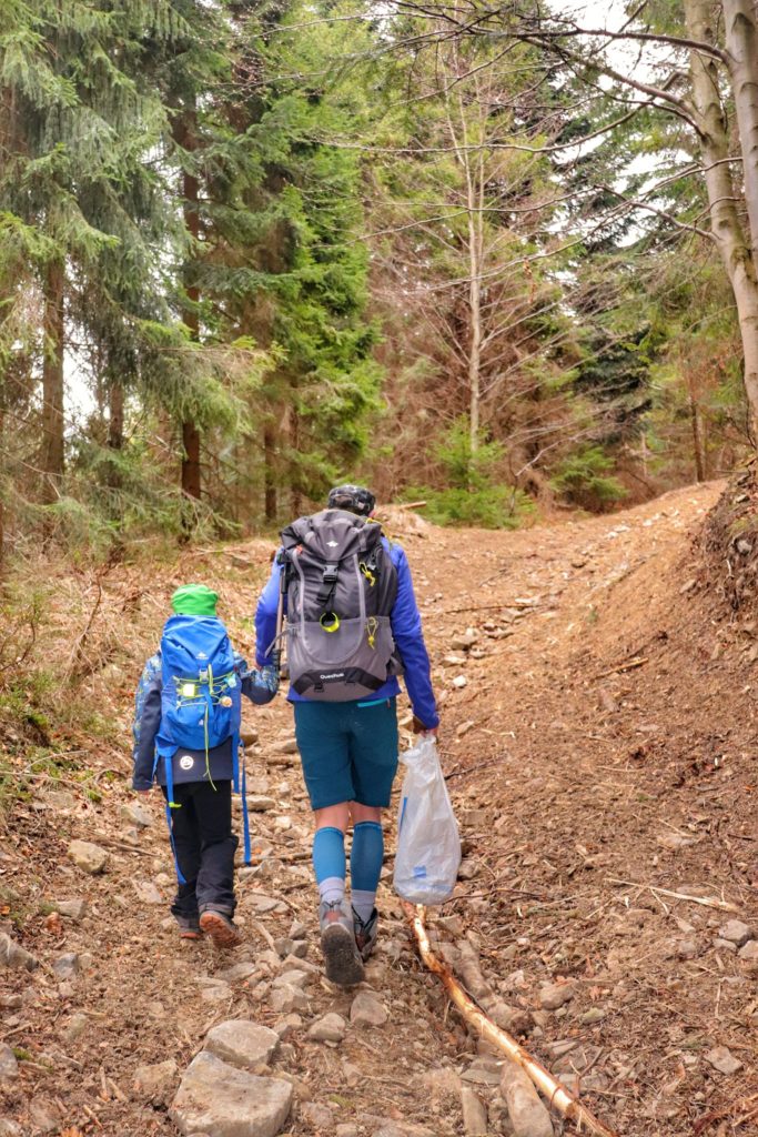 Turyści, mężczyzna z dzieckiem, leśna ścieżka