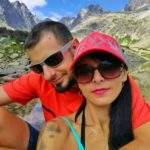 Uśmiechnięci turyści odpoczywający nad Batyżowieckim Stawem na Słowacji