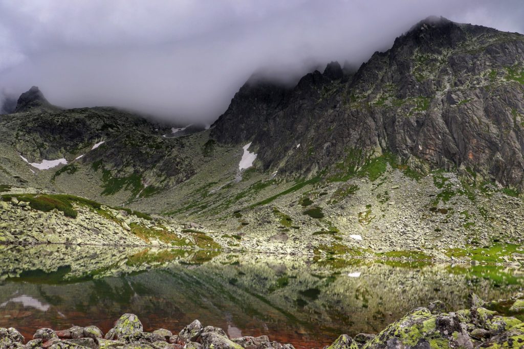 Widok na Tatry znad Batyżowieckiego Stawu, pochmurny, letni dzień