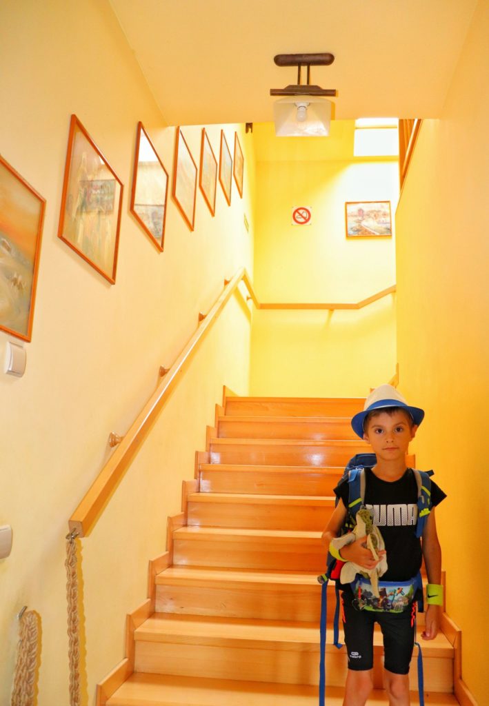 Dziecko stojące na schodach w Schronisku Cyrla