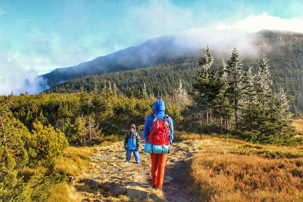 Mężczyzna z dzieckiem idący w stronę Małej Babiej Góry, październikowy dzień, mglisty i zimny