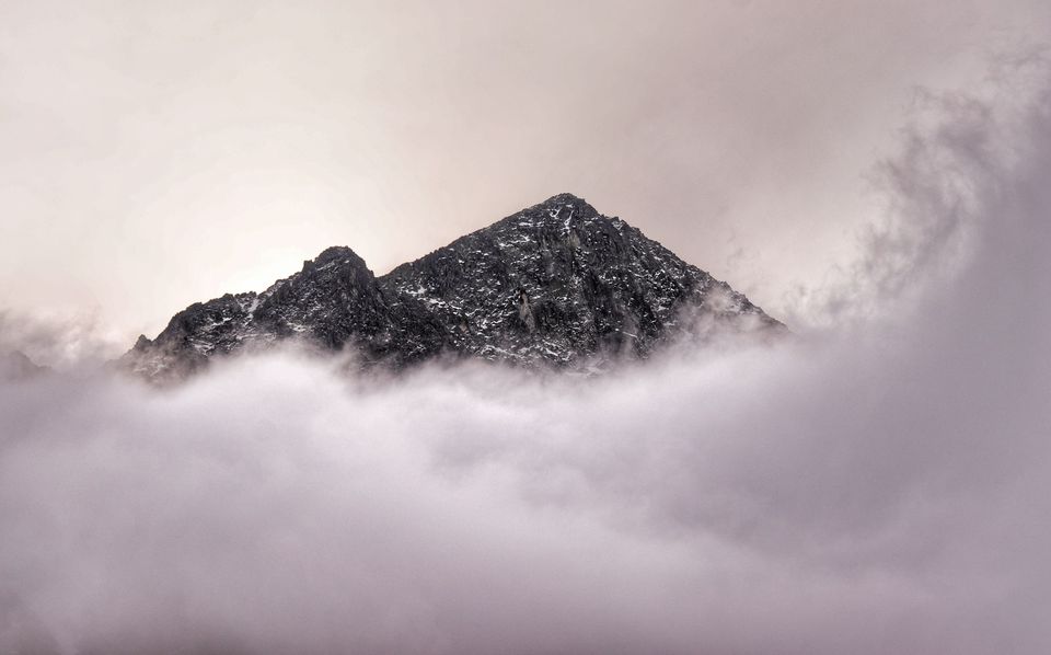 Okolice Zielonego Stawu, tatrzańskie szczyty wynurzające się zza gęstych chmur