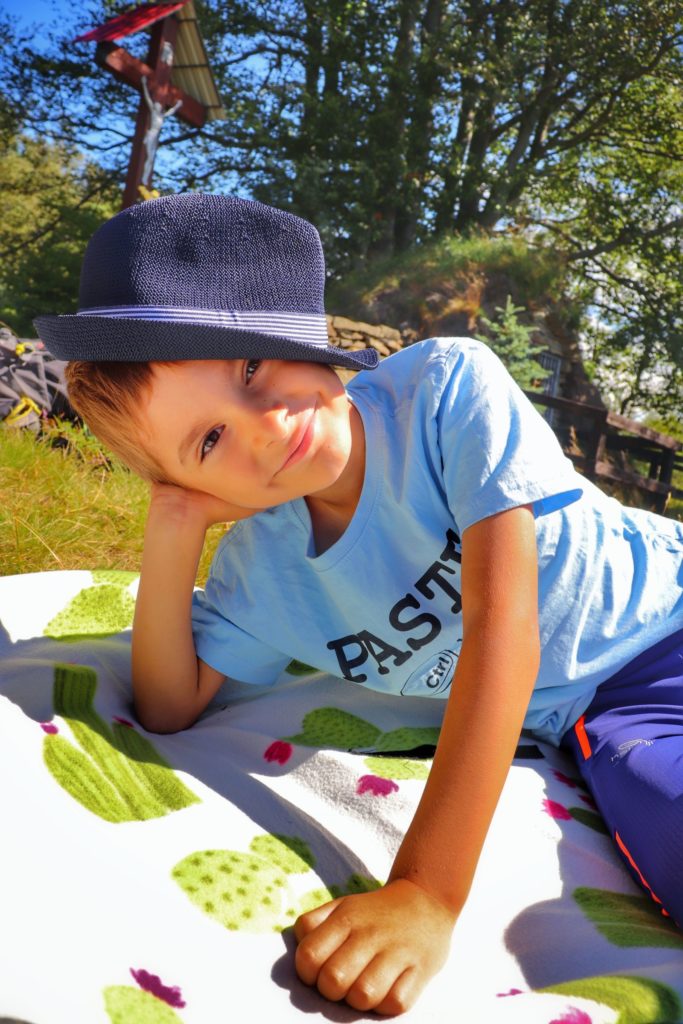 Szczęśliwe dziecko w kapeluszu odpoczywające na kocu - Hala Jaworzyna, Beskid Sądecki