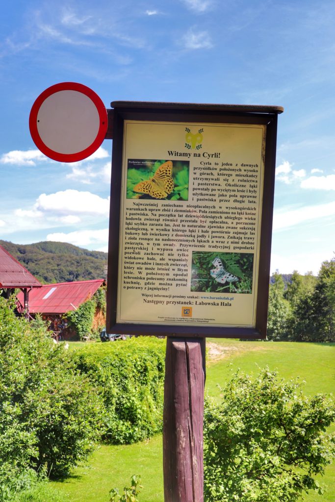Tablica powitalna, informacyjna - Witajcie w Cyrli, znajdująca się przy schronisku Cyrla