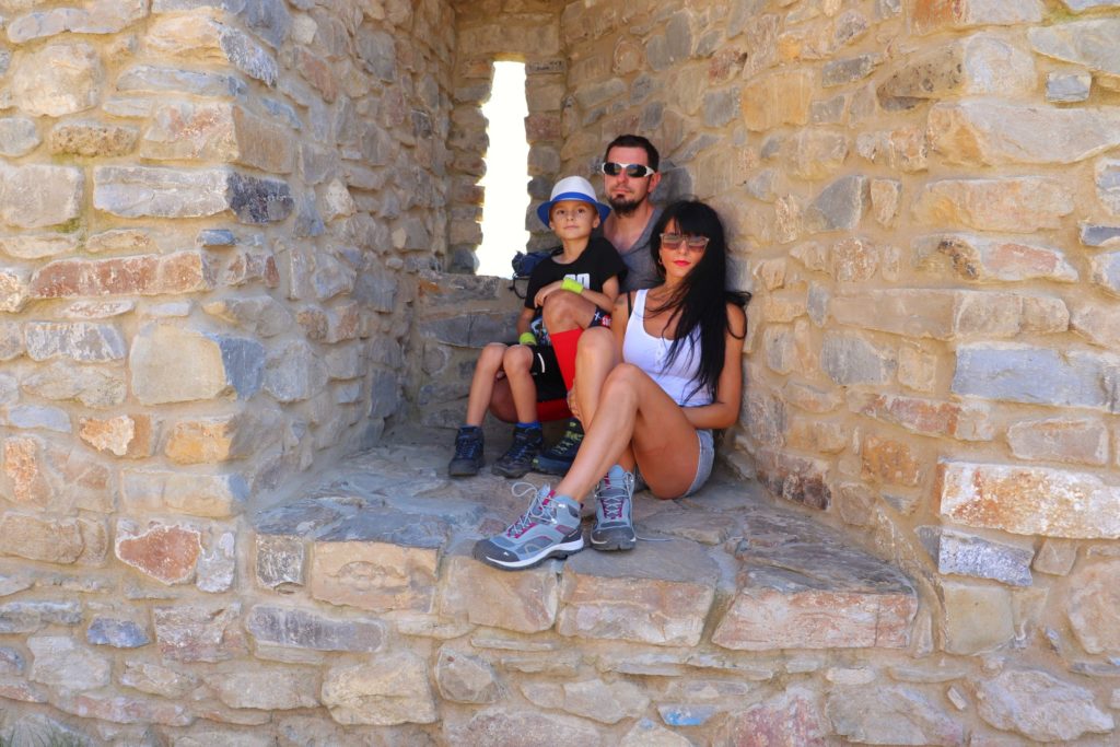 Trzyosobowa rodzina, mury zamku w Rytrze