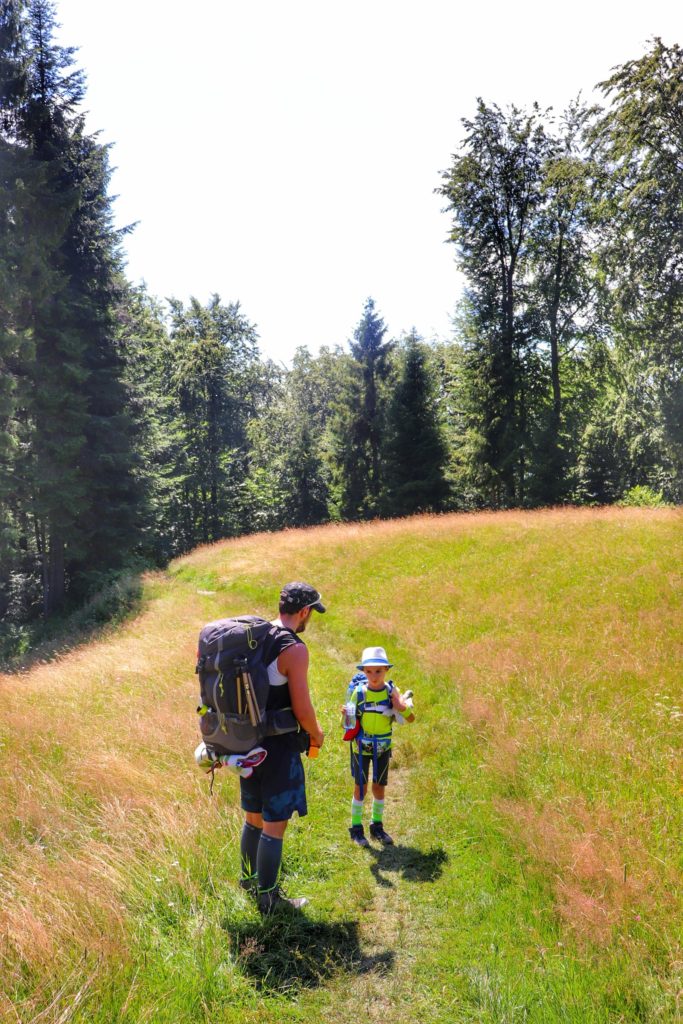 Turysta z dzieckiem na polanie w Popradzkim Parku Krajobrazowym - Rytro