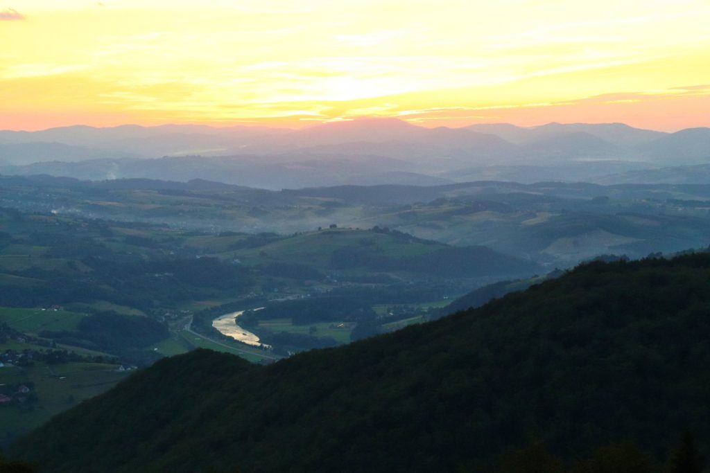 Widok na Rytro oraz Poprad z czerwonego szlaku idącego do schroniska Cyrla, zachód słońca