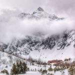 Widok na Tatry wynurzające się zza gęstych chmur, okolice schroniska nad Zielonym Stawem Kieżmarskim