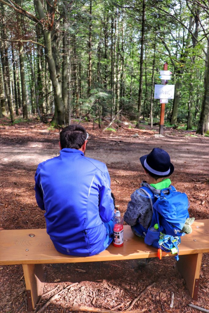 Las, dziecko z tatą odpoczywające na drewnianej ławce - Rozdroże pod Makowicą