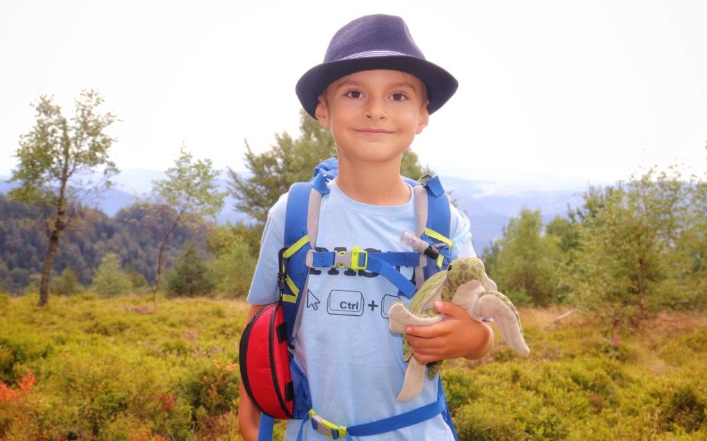 Mały turysta, uśmiechnięte dziecko na Hali Jaworzyna w Beskidzie Sądeckim