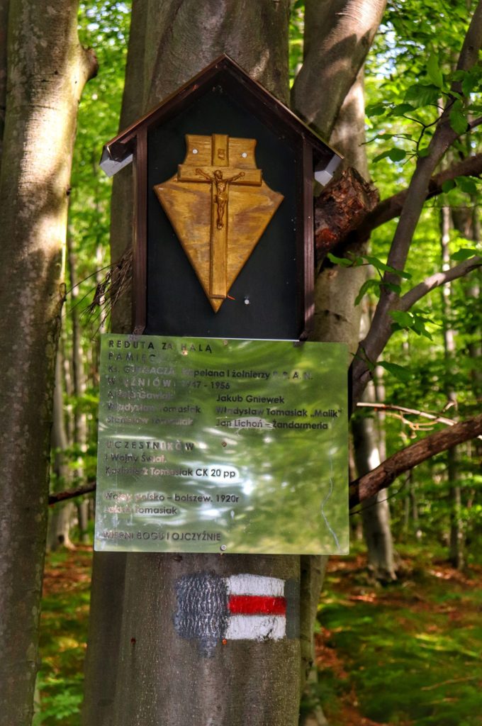 Reduta za Halą pamięci kapelana  oraz  żołnierzy biorących udział w pierwszej Wojnie Światowej, wisząca na drzewie na czerwonym szlaku na Halę Łabowską
