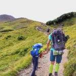 Strome podejście na czerwonym szlaku pod Chudą Przełączkę, turysta z małym chłopcem