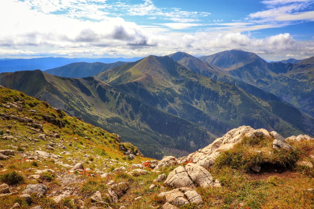 Tatrzańskie szczyty widoczne z czerwonego szlaku na Ciemniak, okolice Twardej Kopy, skały, chmury