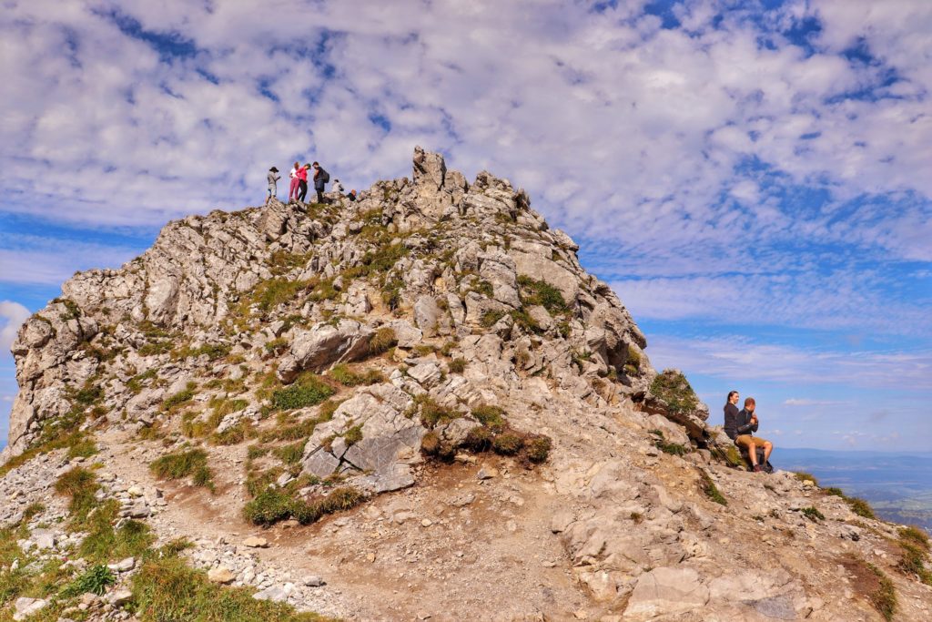 Turyści odpoczywający na skałach, Chuda Przełączka w Tatrach Polskich