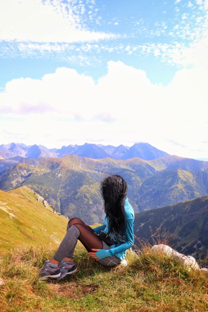 Turystka podziwiająca widoki na Tatry Zachodnie oraz Wysokie ze szczytu Ciemniak