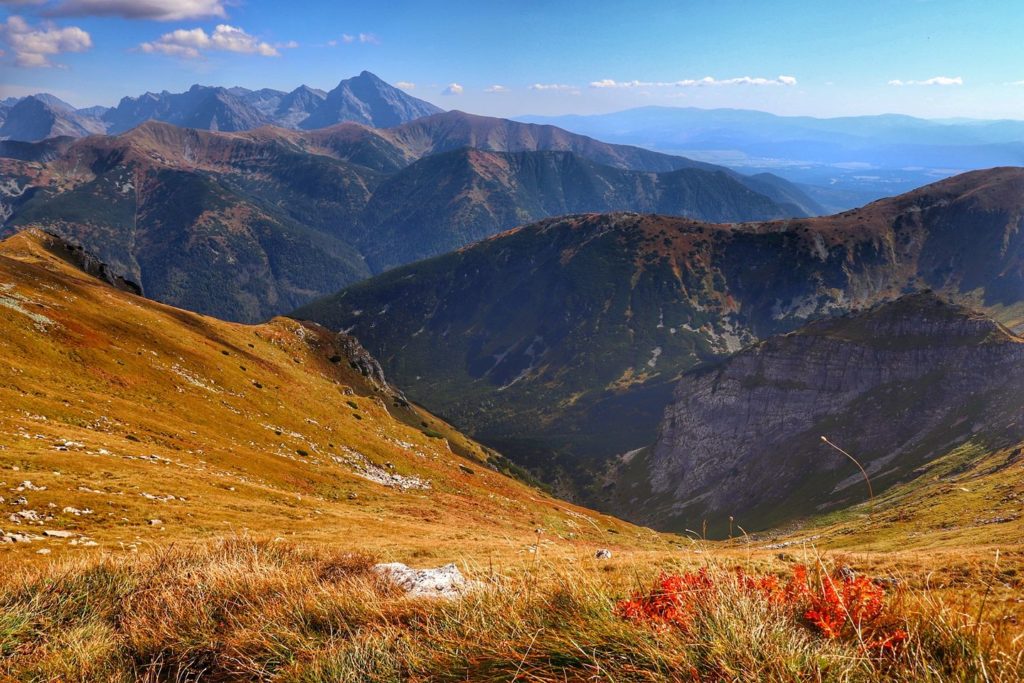 Widok na tatrzańskie szczyty z Ciemniaka - jesień
