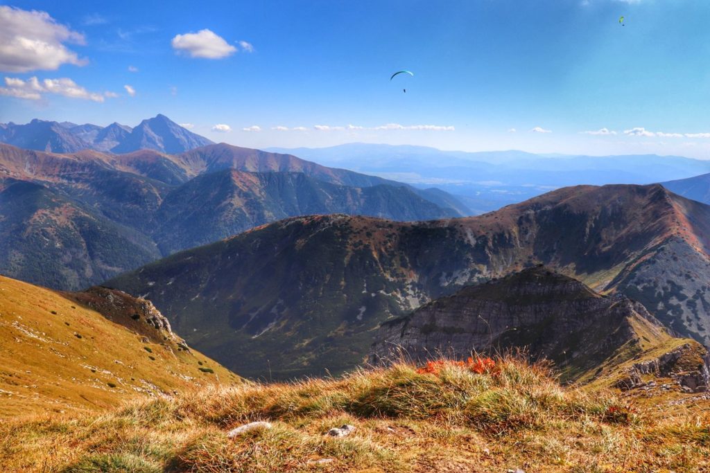 Widok z Ciemniaka w Tatrach Zachodnich, paralotniarz, jesienne barwy