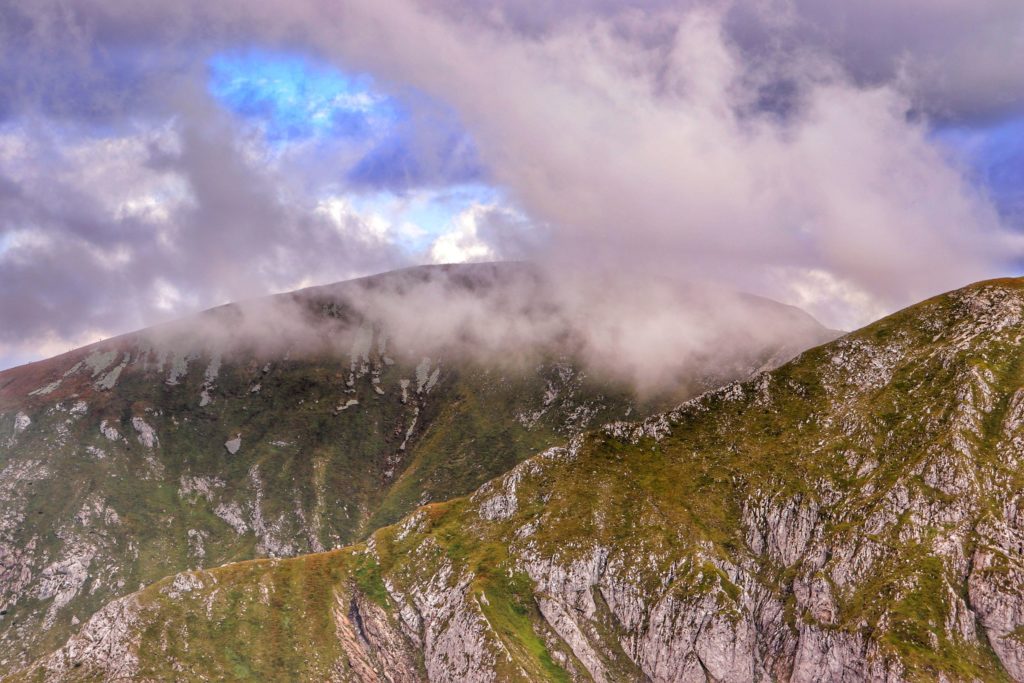 Widok z Twardej Kopy, gęste chmury na tatrzańskimi szczytami
