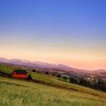 Wschodzące słońce w Białym Dunajcu, zakolorowane niebo, w oddali widoczne góry