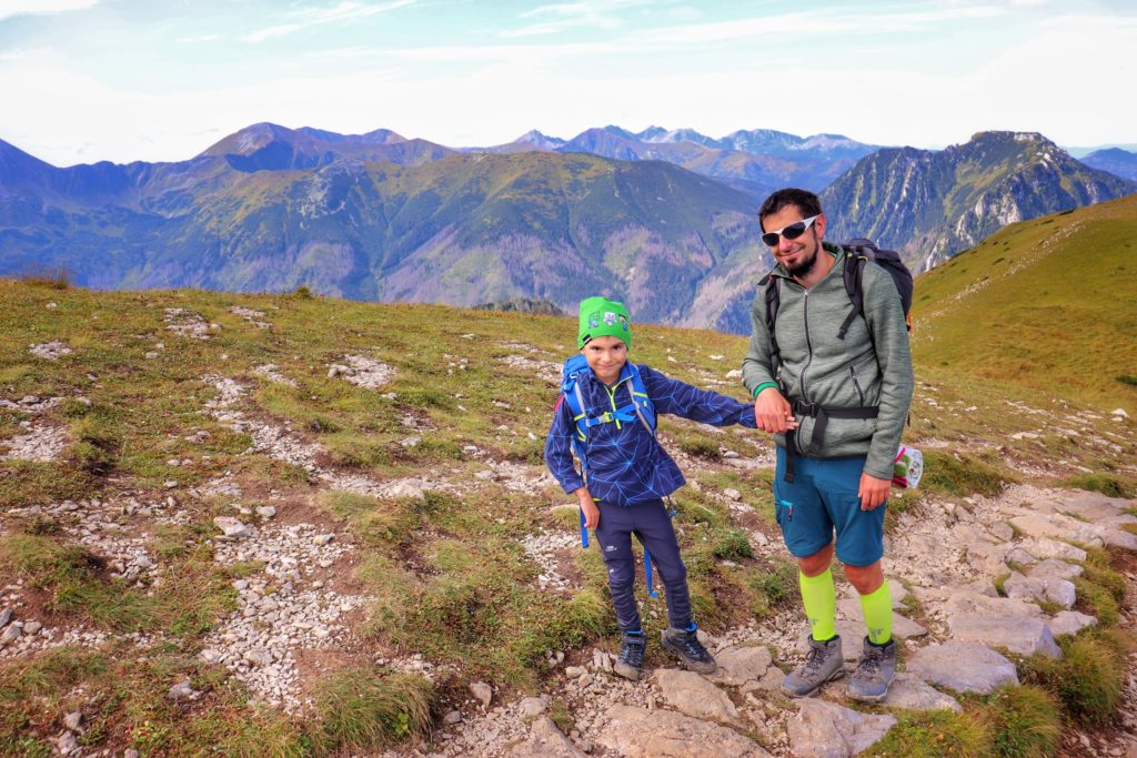 Zadowolony turysta z chłopcem w Tatrach Zachodnich