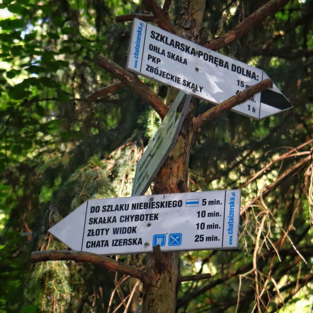 Białe tabliczki - do szlaku niebieskiego na Złoty Widok 5 minut