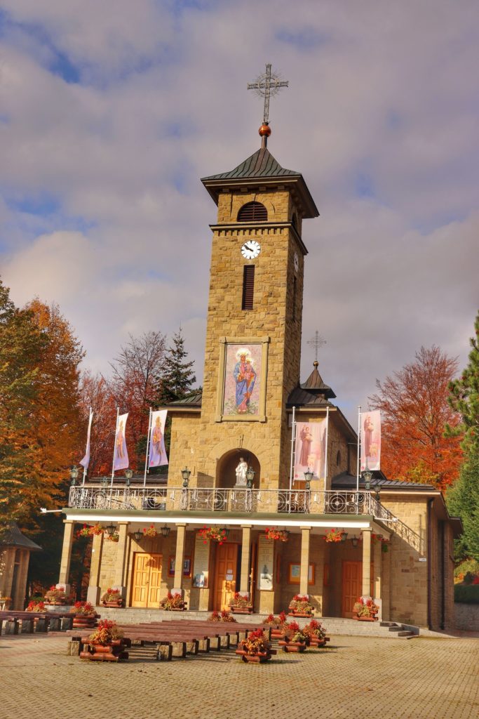 Budynek Sanktuarium Matki Bożej Królowej Polski w Szczyrku