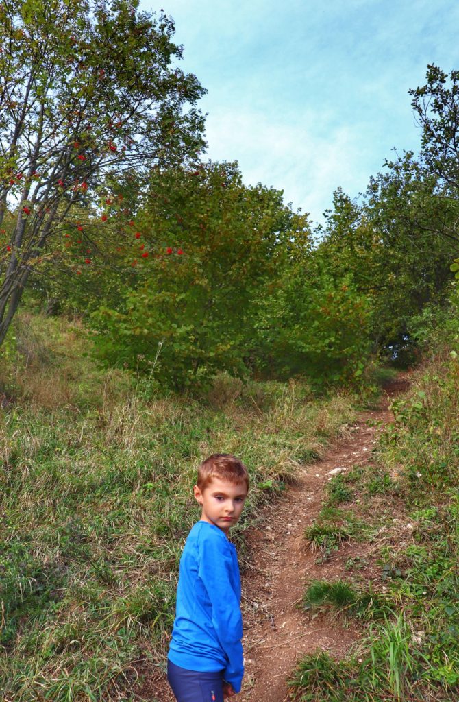 Dziecko na wąskiej ścieżce, czerwony szlak na Żar - Pieniny