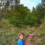 Dziecko na wąskiej ścieżce, czerwony szlak na Żar - Pieniny