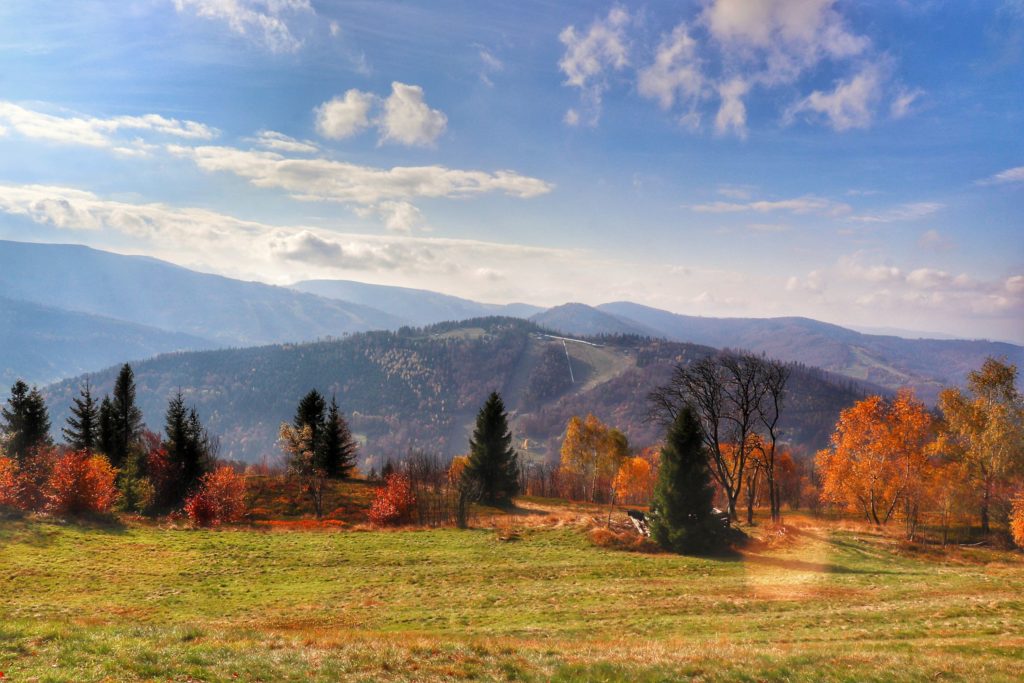 Jesienny krajobraz - widok na Beskidy z niebieskiego szlaku na Klimczok