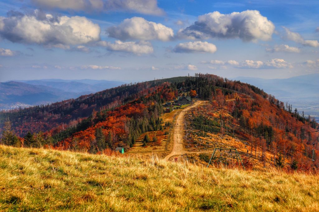 Jesieny widok na schronisko na Klimczoku ze szczytu Klimczok