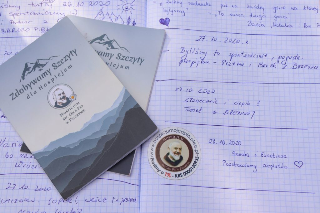 Księga na szczycie Klimczok, w której turyści mogą udokumentować swój pobyt na Klimczoku, książeczki i nalepki akcji zdobywamy szczyty dla hospicjum