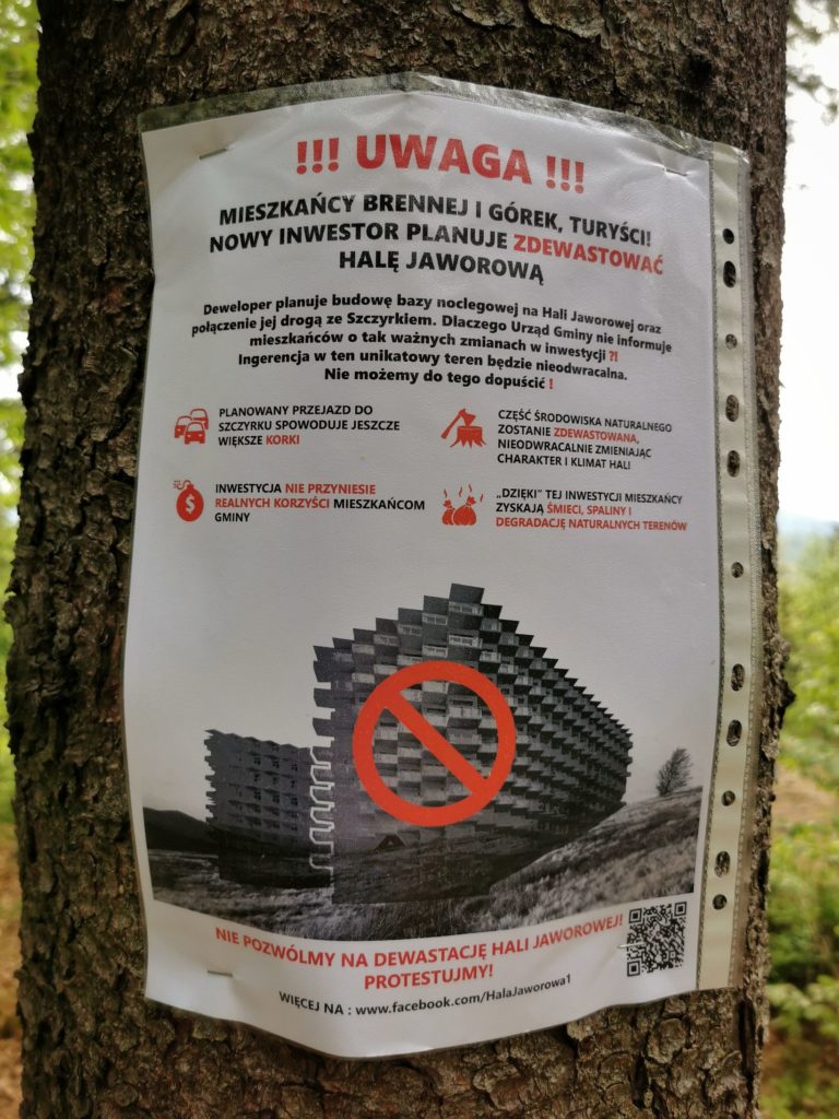 Plakat wiszący na drzewie przy wejściu na Halę Jaworową - petycja