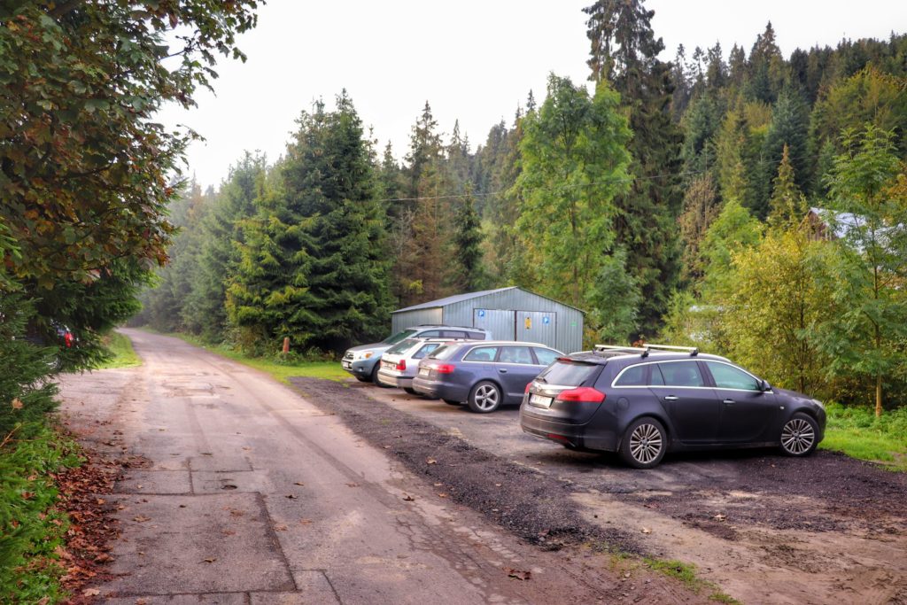 Prywatny, płatny parking - Obidowa przy szlakach na Turbacz, do Schroniska Koliba na Łapsowej Polanie oraz Schroniska - Stare Wierchy